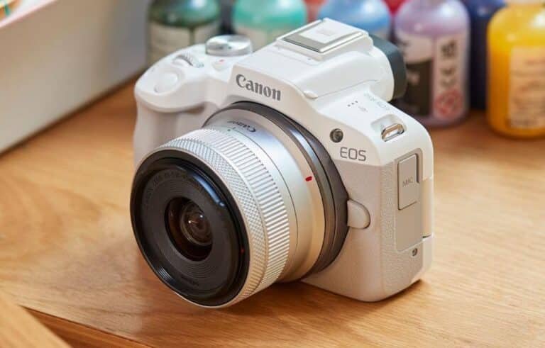 Un appareil photo Canin EOS R50 blanc.