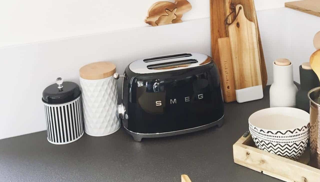 Un grille-pains de la marque Smeg posé sur un plan de travail.
