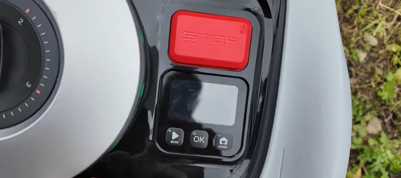 Le robot tondeuse Segway Navimow i105E vue de dessus avec son bouton rouge d'arrêt d'urgence