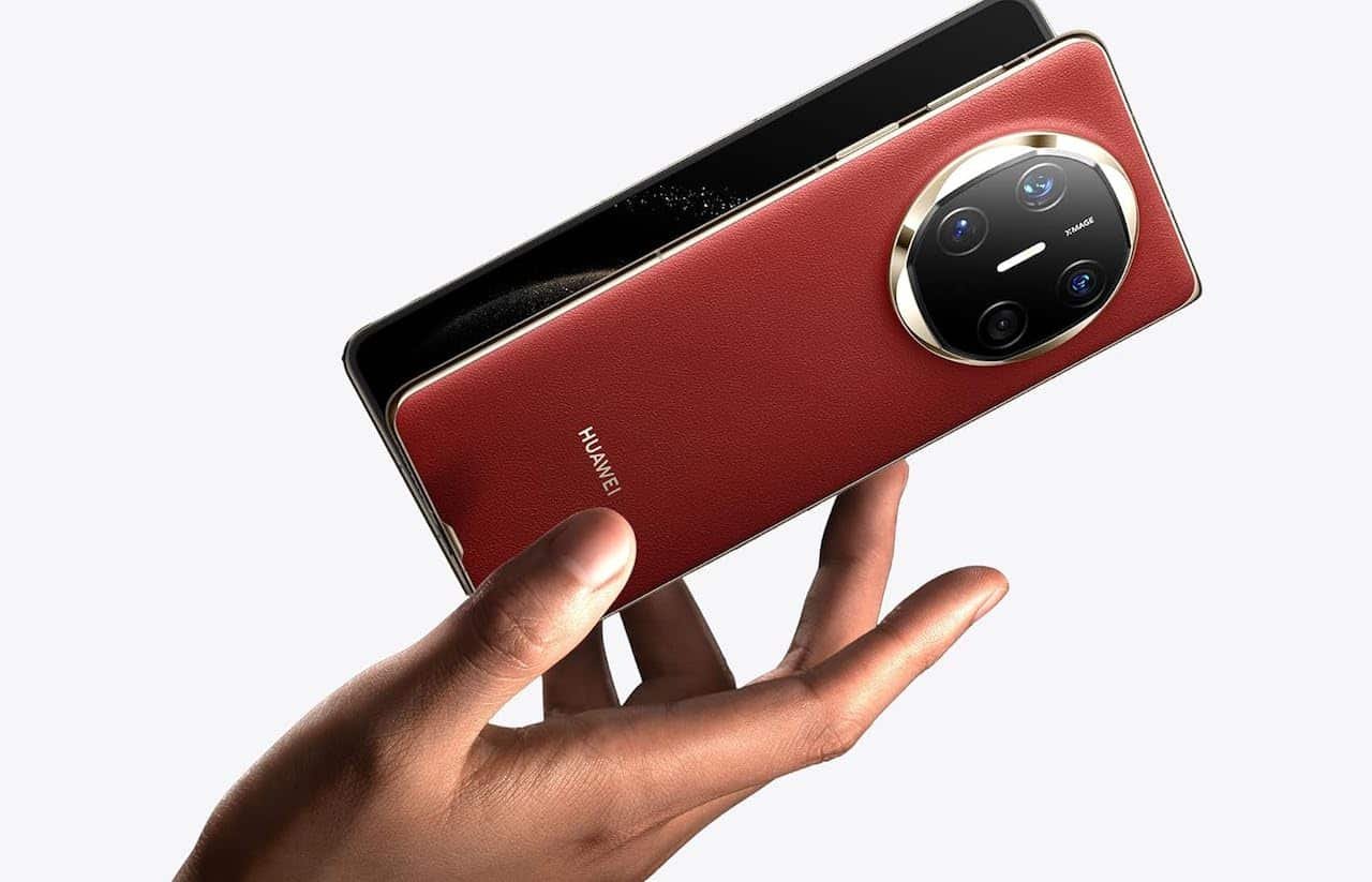 Le smartphone Huawei Mate X6 en rouge.