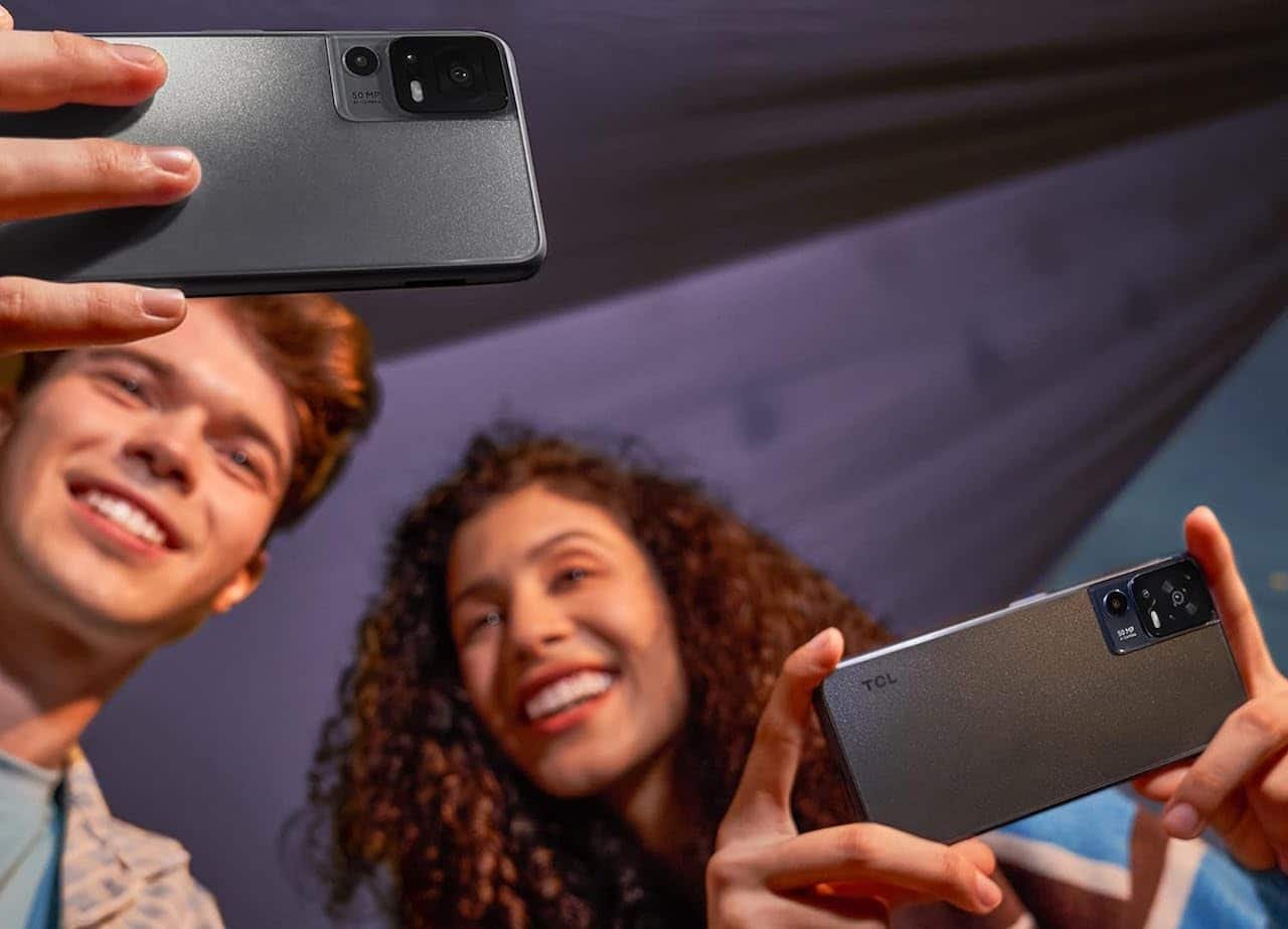 Une jeune femme et un jeune homme qui tiennent chacun un smartphone de la marque TCL.