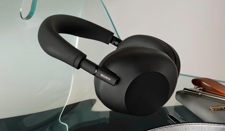 Le casque audio à réduction de bruit Sony WH-1000XM6 en noir posé sur un bureau
