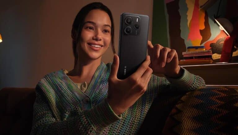 Une femme en train d'utiliser un smartphone de la marque Xiaomi.