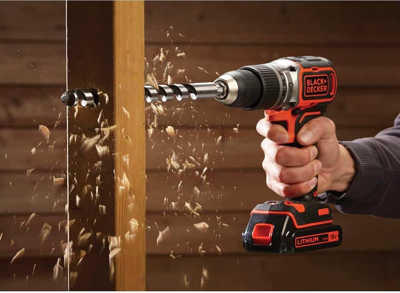Un marteau perforateur sans fil de la marque Black+Decker.