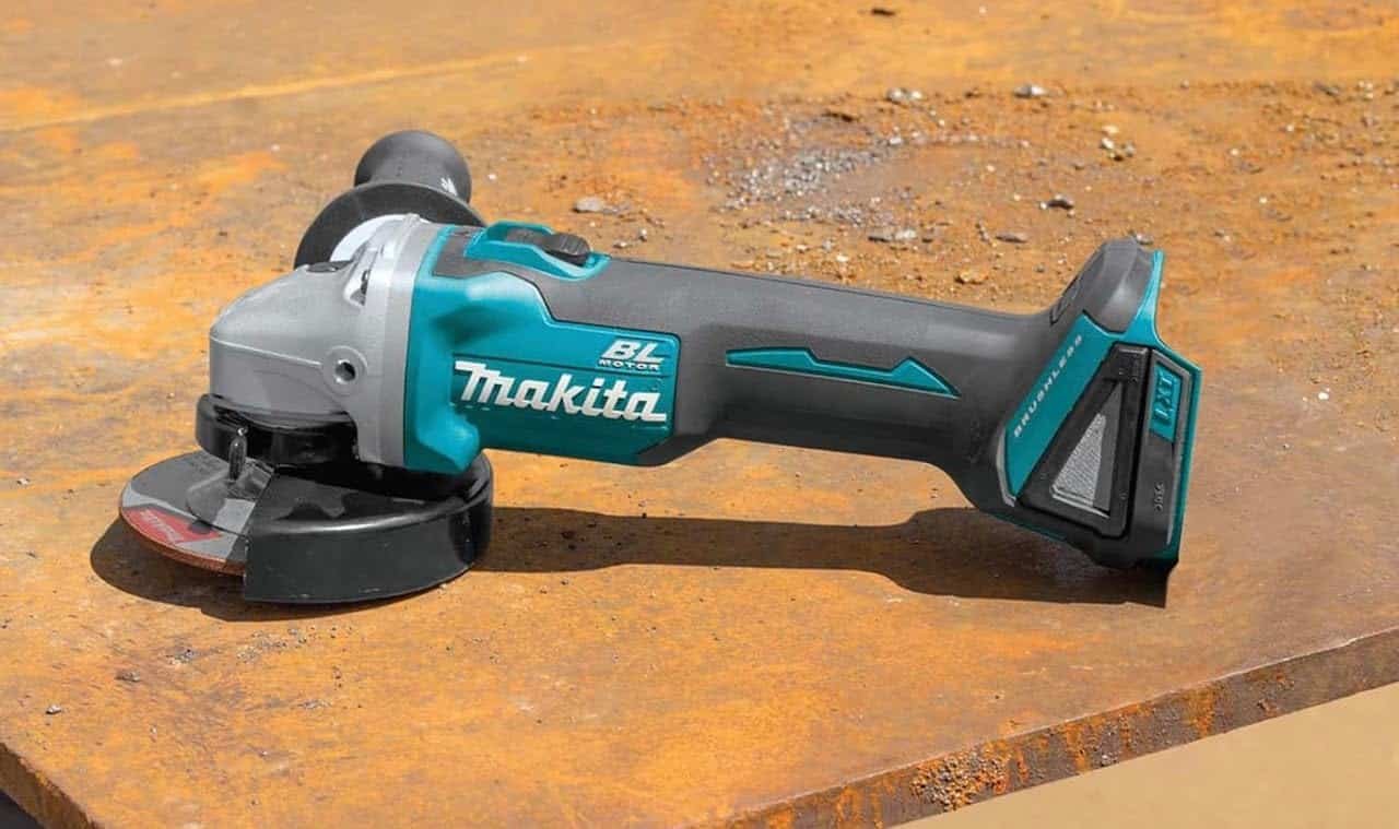 Une meuleuse de la marque Makita.