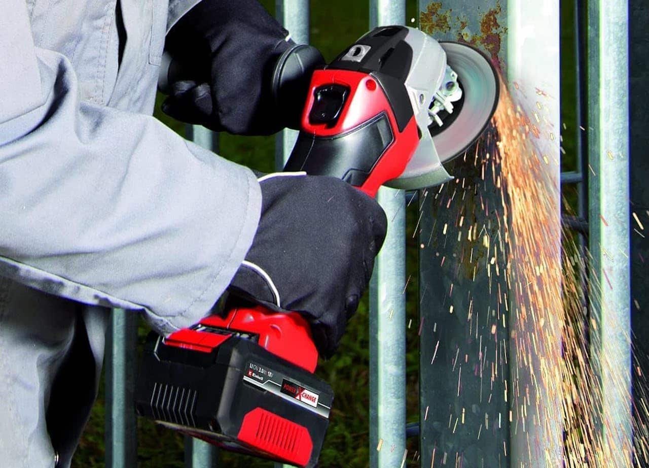 Un homme en train d'utiliser une meuleuse de la marque Einhell.