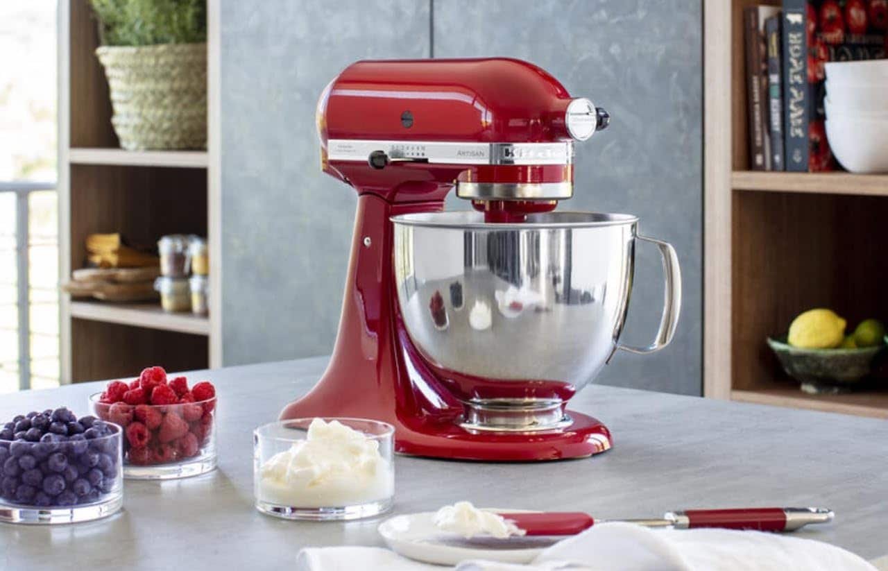 Un robot pâtissier de la marque KitchenAid.