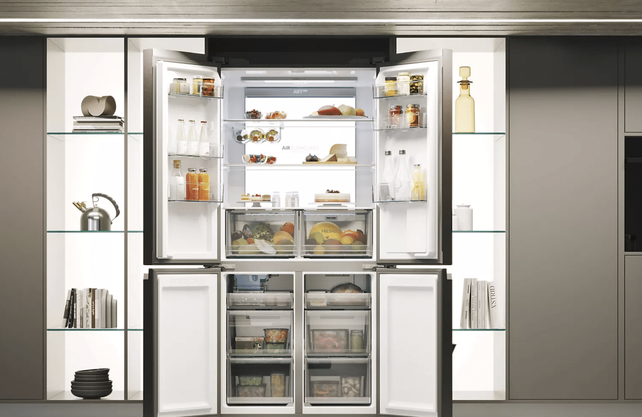 Un réfrigérateur multi-portes de la marque Haier complètement ouvert.