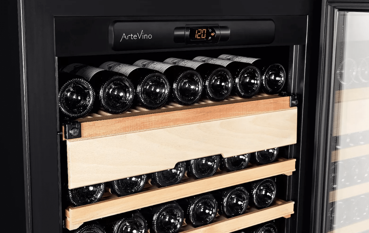 L'intérieur d'une cave à vin de la marque Artevino.