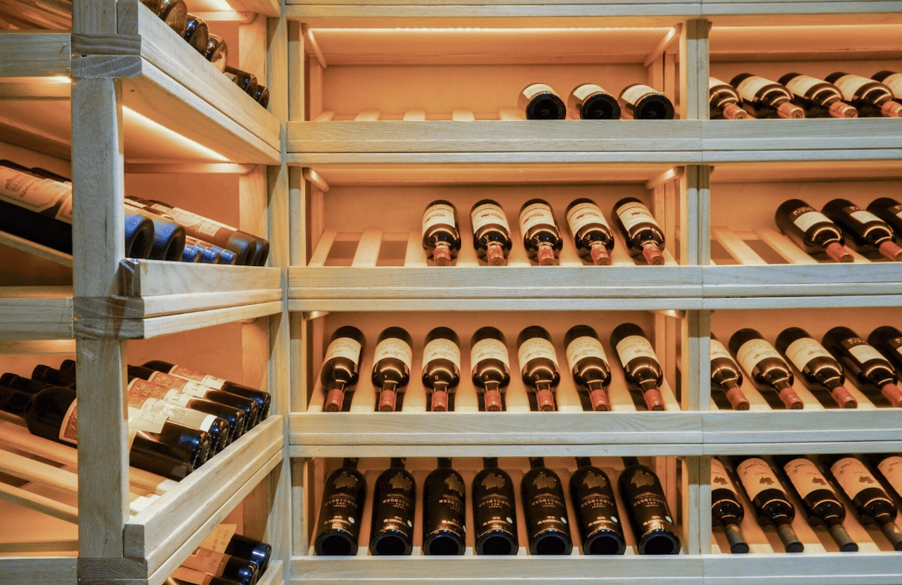 Une cave à vin moderne.