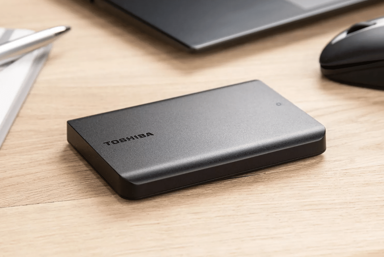 Un disque dur externe de la marque Toshiba.