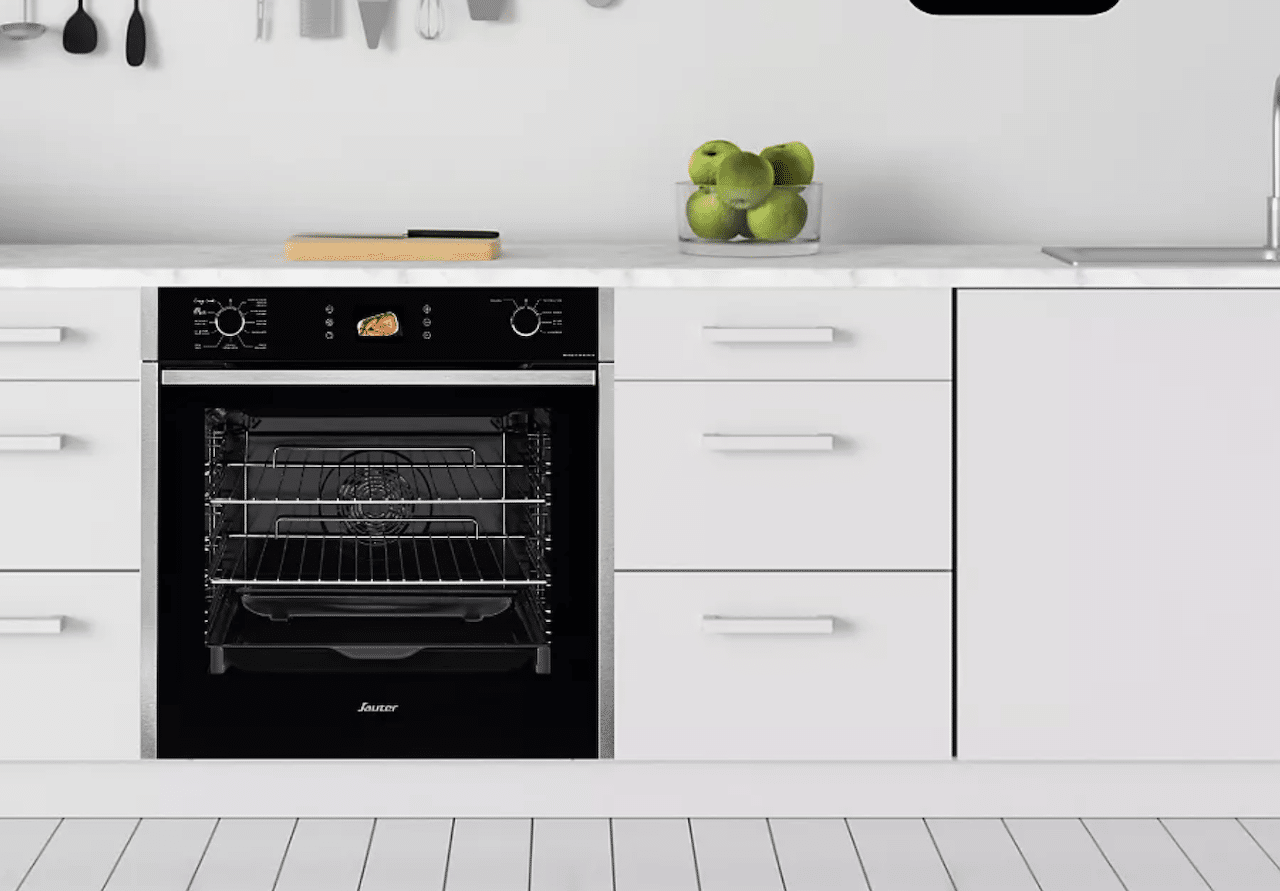 Une cuisine moderne blanche avec un four encastrable de la marque Sauter.