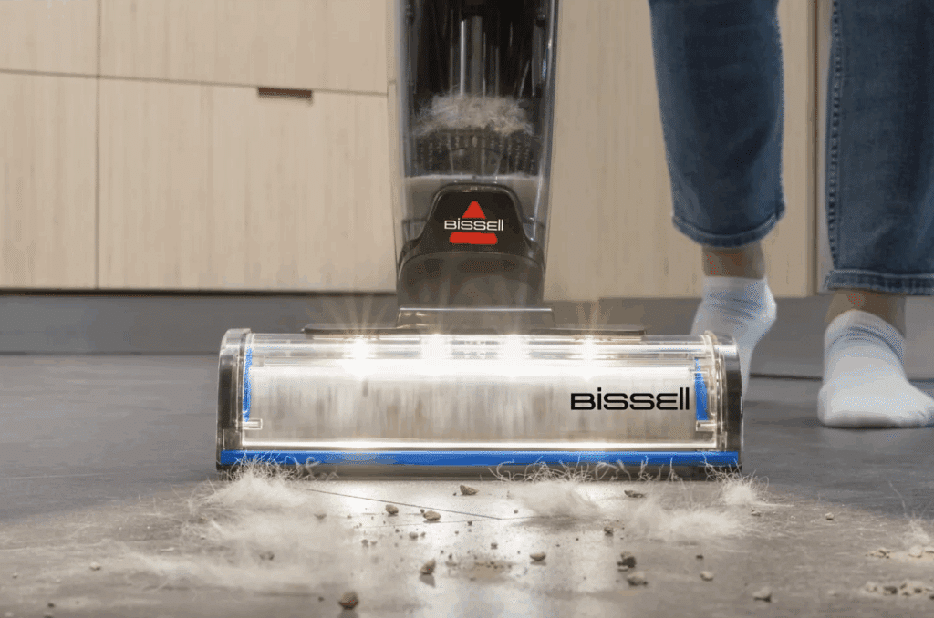 La brosse d'un aspirateur laveur de la marque Bissell.