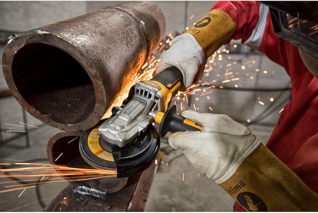 Un homme qui utilise une meuleuse sans fil.