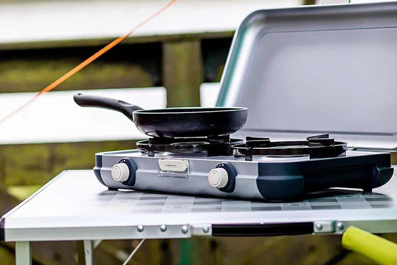 Un réchaud à gaz posé sur une table de jardin.