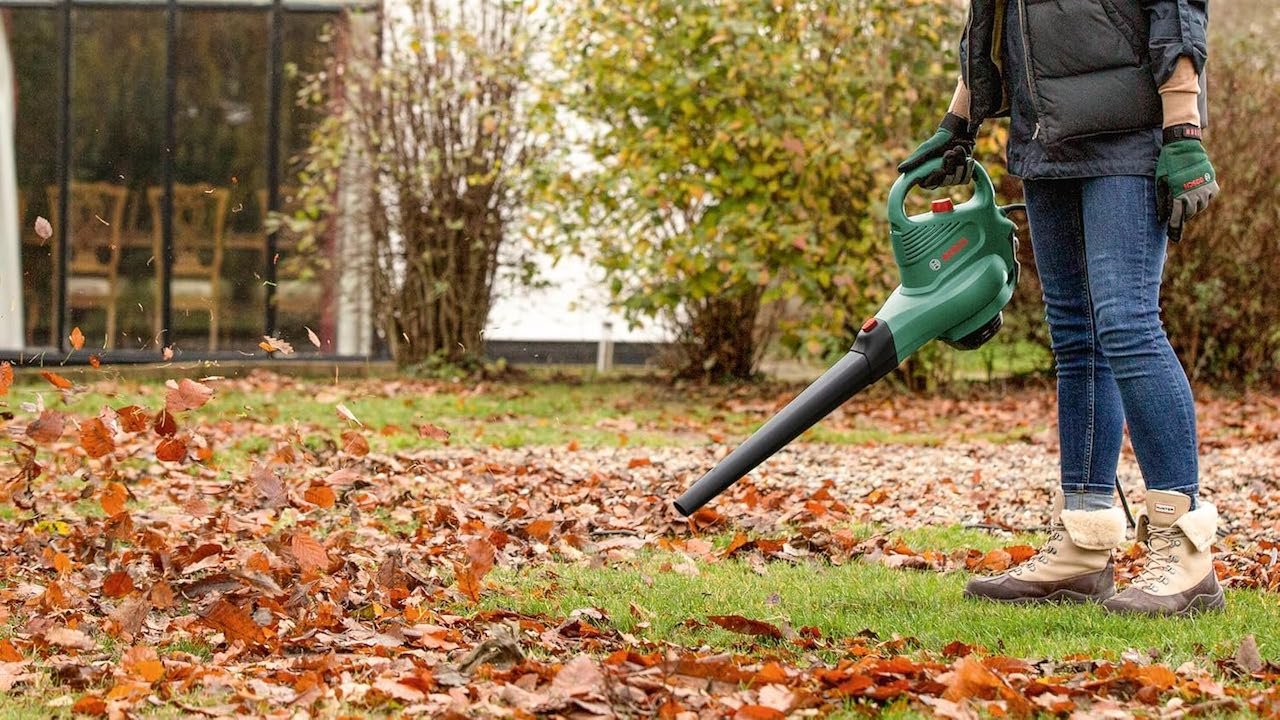 Un homme qui utilise un aspirateur souffleur.