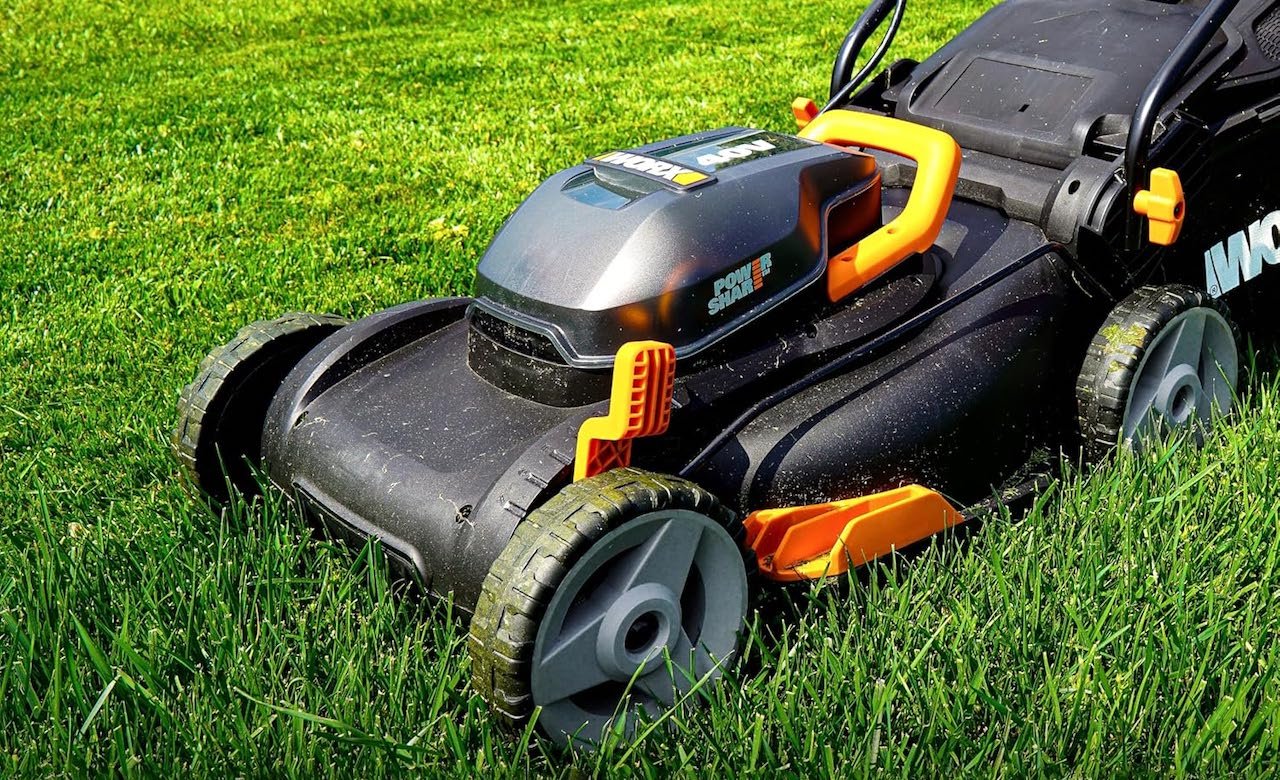 Une tondeuse à gazon électrique de chez WORX.
