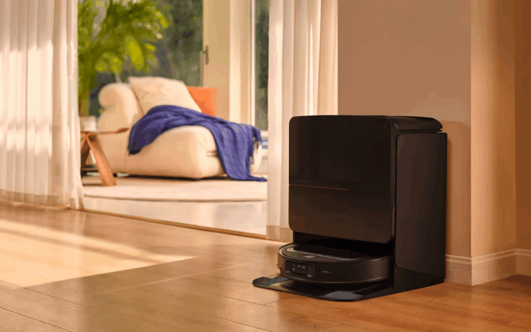 Un robot aspirateur de la marque Roborock dans un salon.