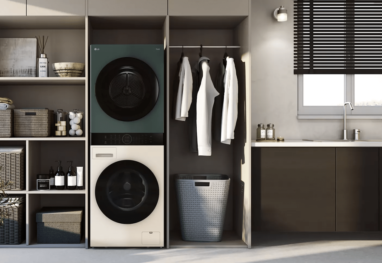 Une buanderie avec un lave-linge séchant. 