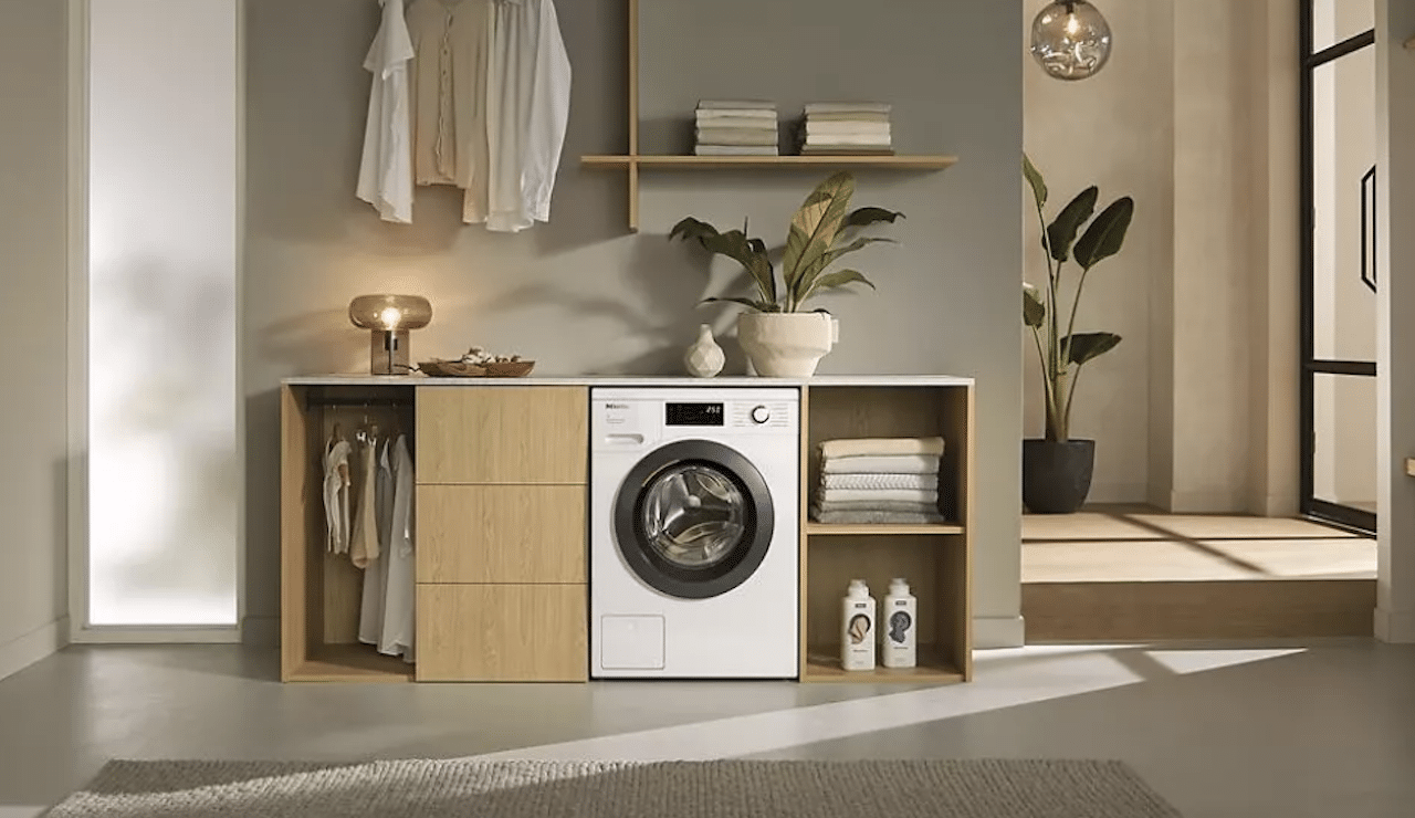 Une buanderie avec une lave-linge Miele.