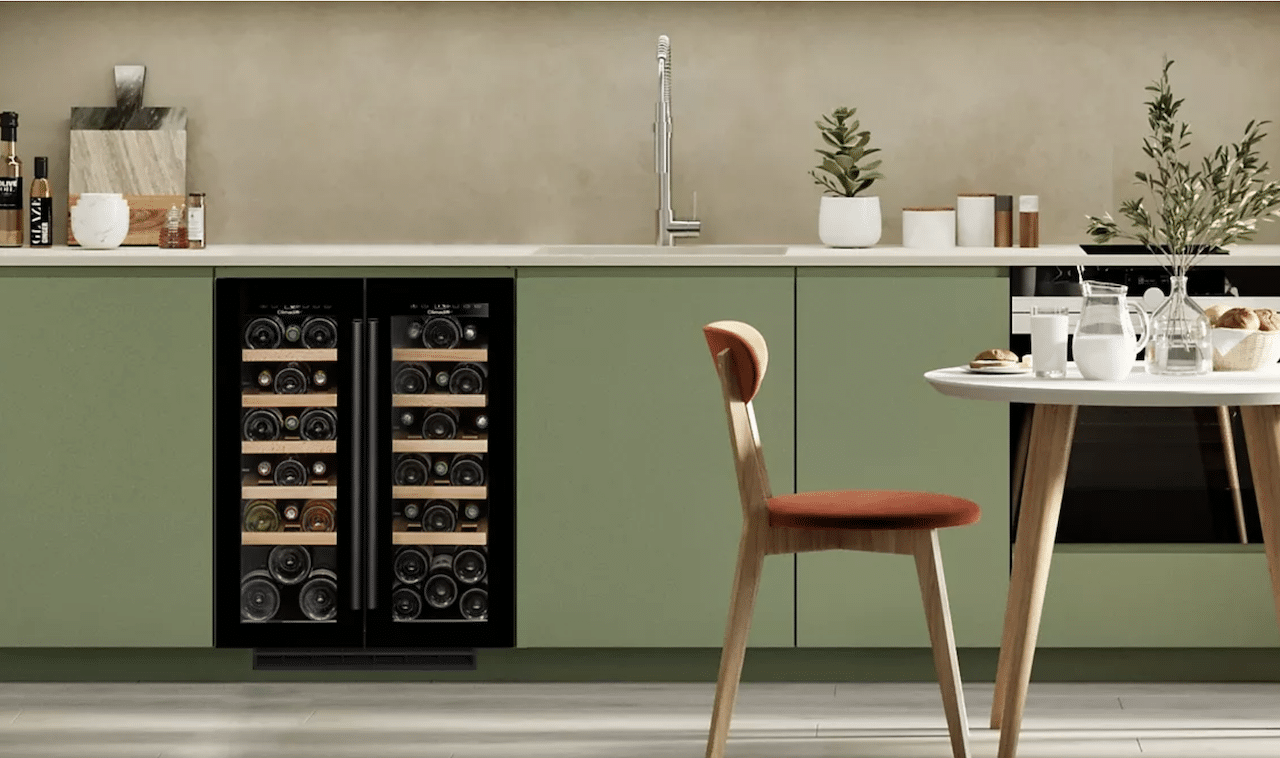 Une cuisine moderne avec une cave à vin encastrable.