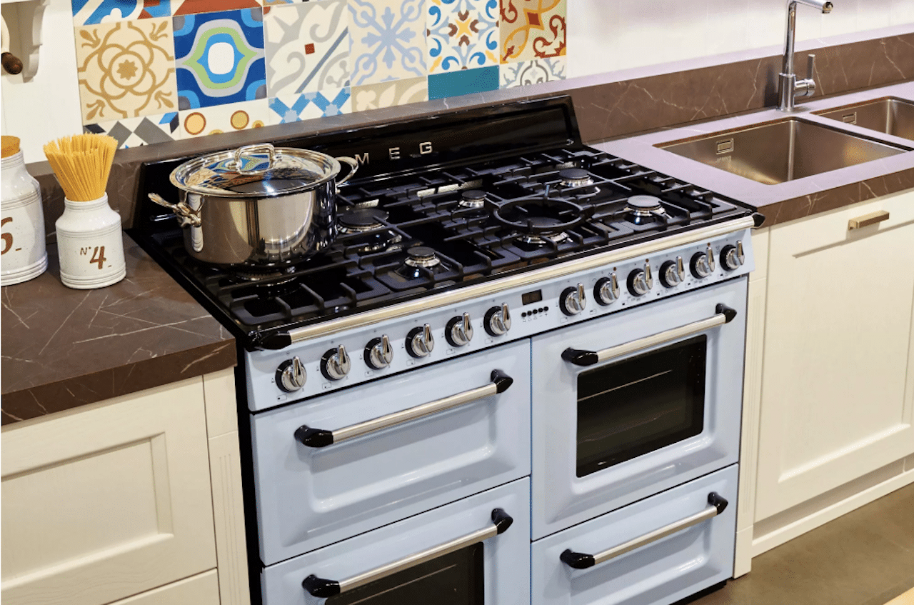 Une cuisinière dans une cuisine moderne.