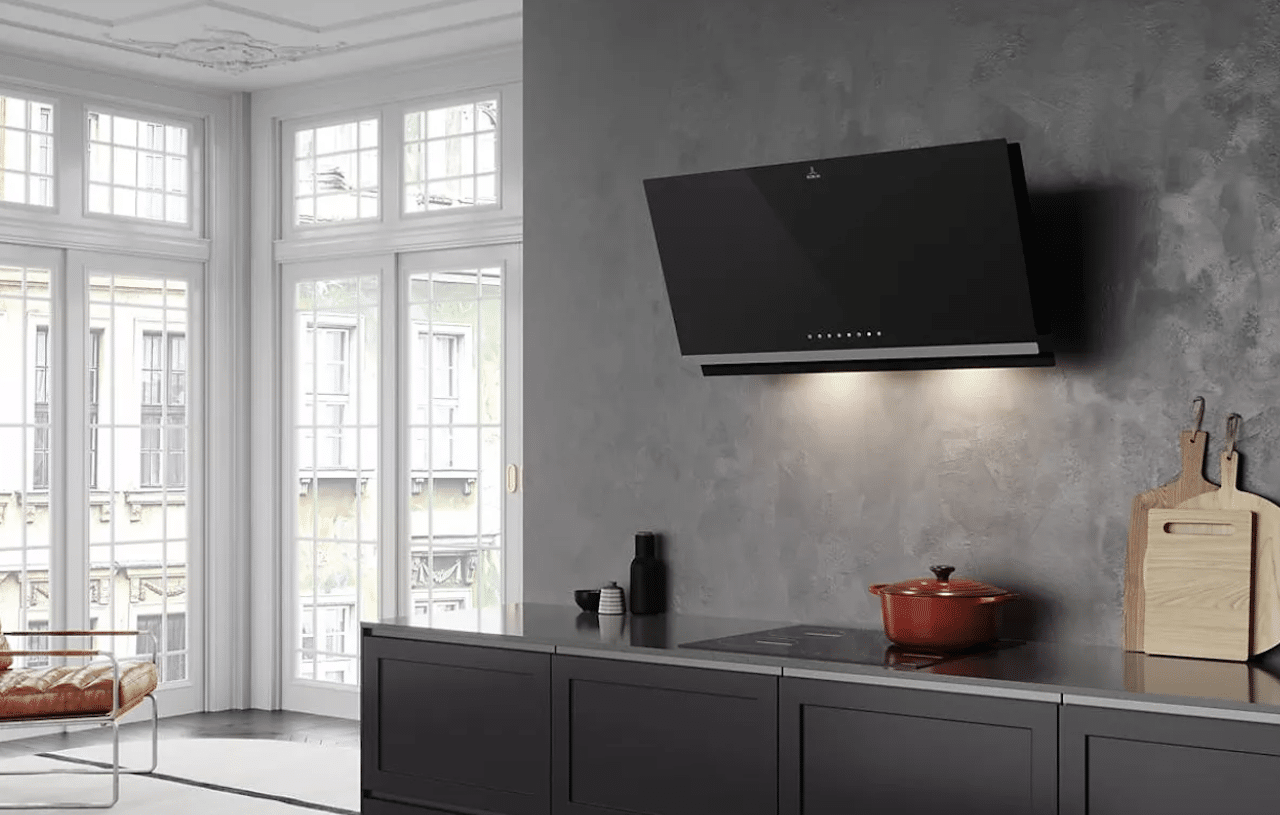 Une hotte décorative murale dans une cuisine moderne.