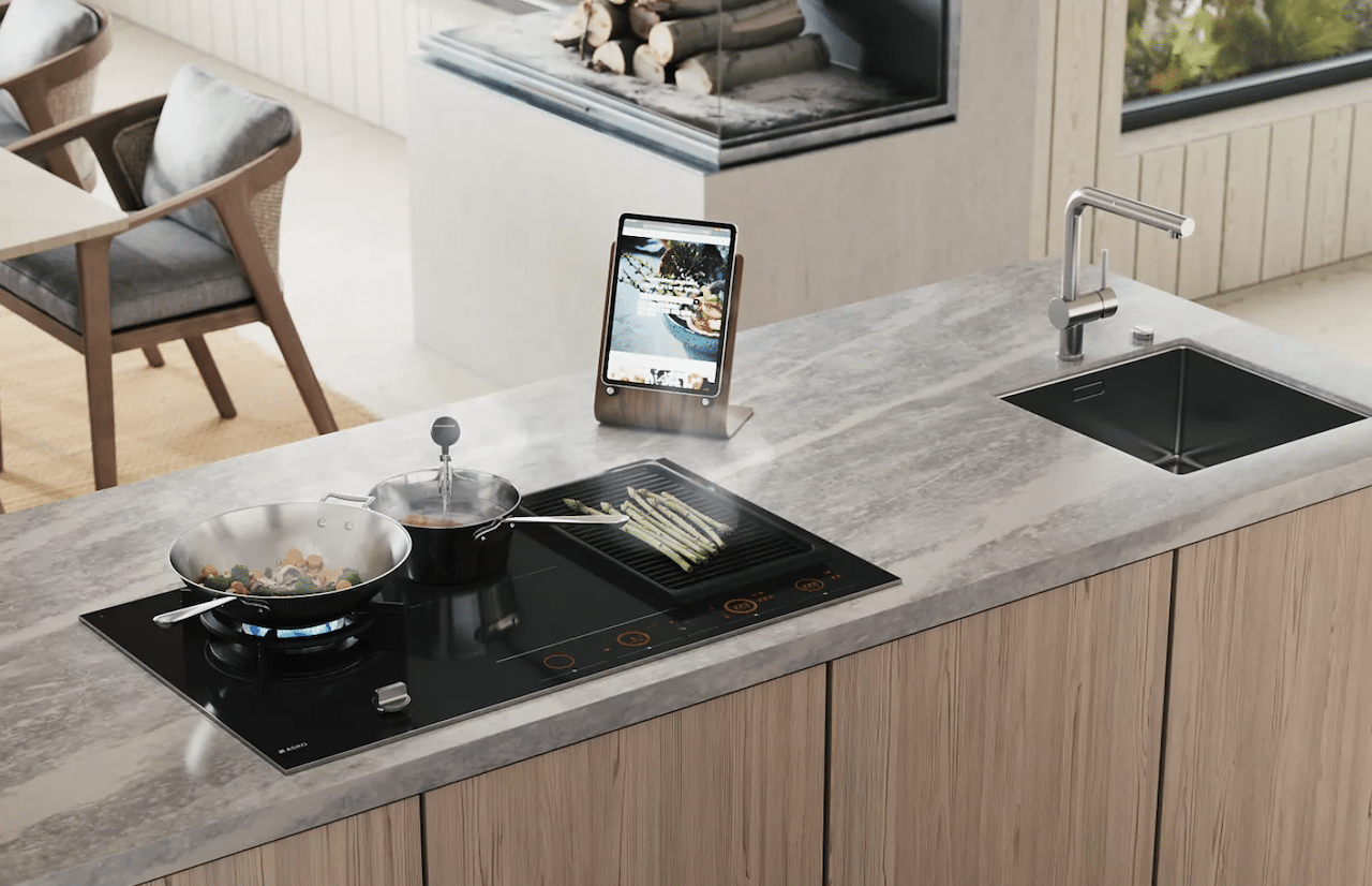 Une cuisine moderne avec une plaque de cuisson mixte.