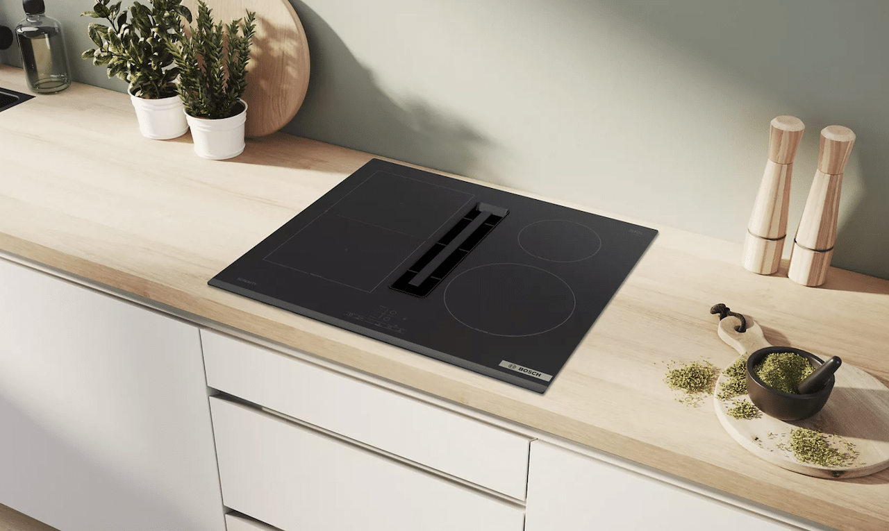 Une plaque de cuisson mixte sur un plan de travail en bois.