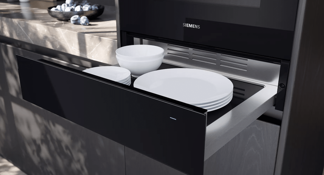 Un tiroir chauffant dans une cuisine moderne.