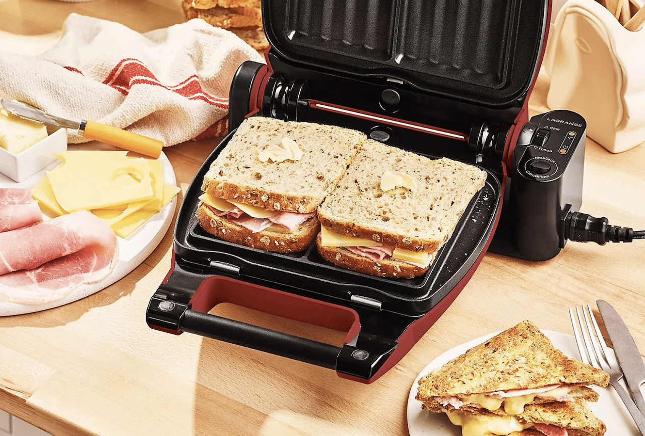 Des croque-monsieur préparés à l'aide d'un appareil à croque-monsieur.