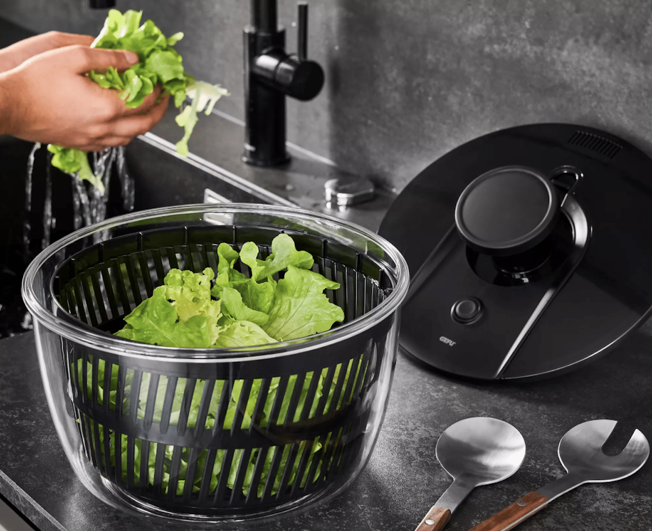 Une essoreuse à salade sur un plan de travail.