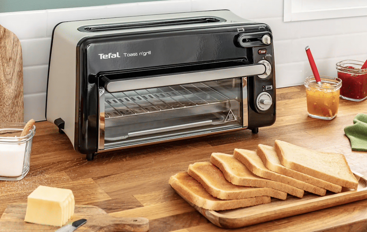 Un grille-pain de la marque Tefal sur un plan de travail.