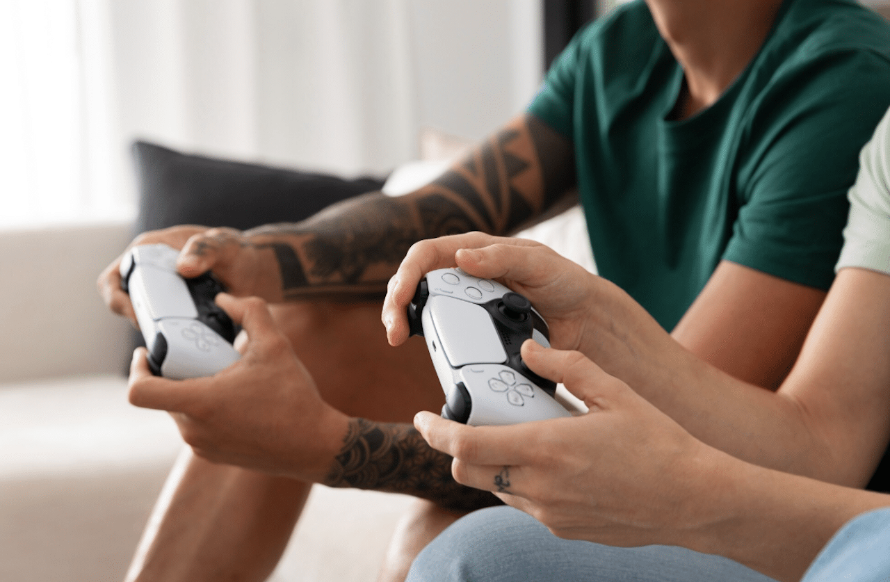 Deux personnes qui jouent à la console de jeu.