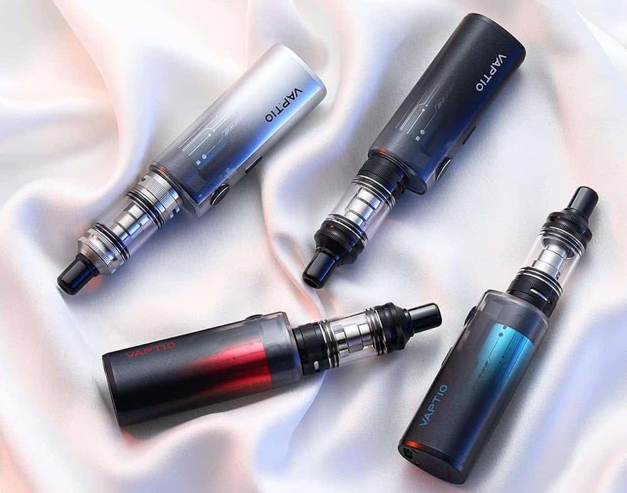 Quatre cigarettes électroniques sur un drap en soie.