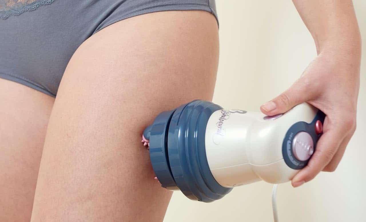 Une femme qui utilise un appareil palper rouler.