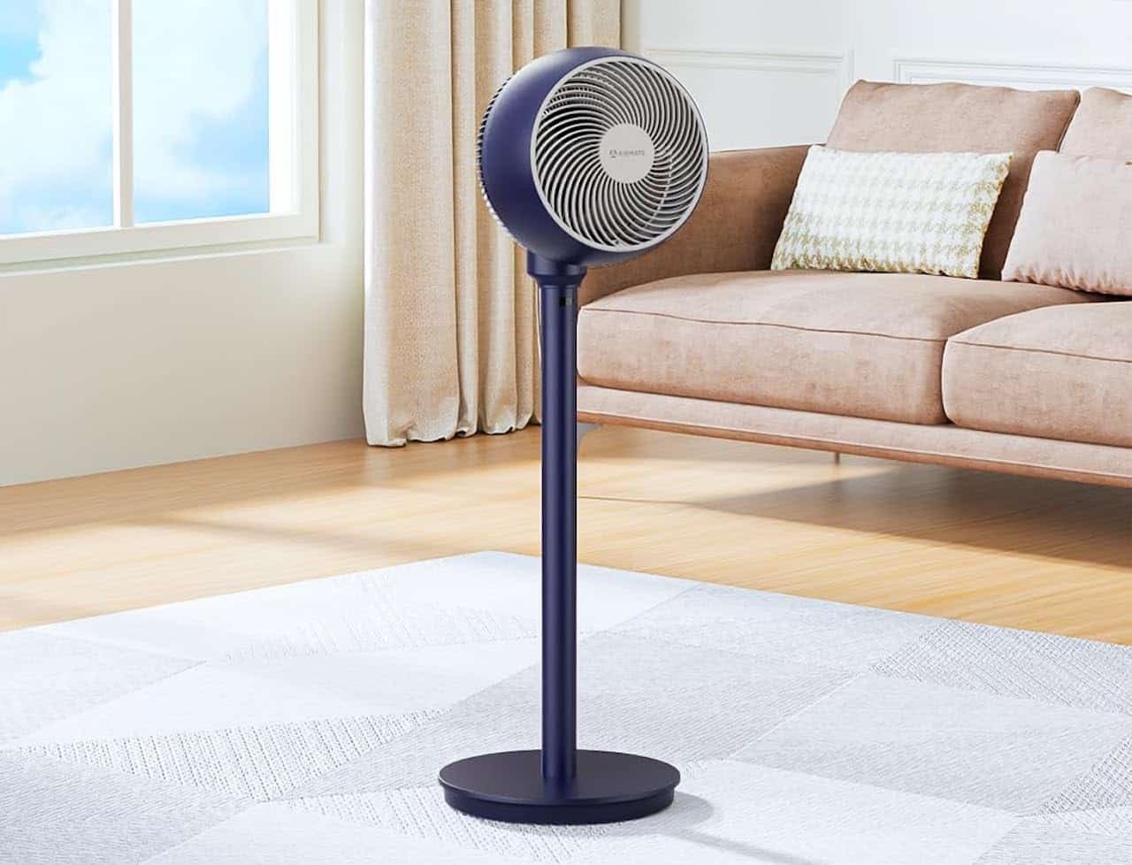 Un ventilateur sur pied dans un salon.