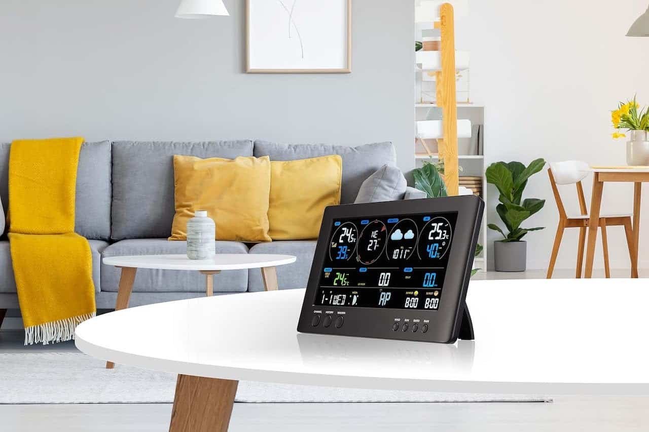 Une station météo dans un salon moderne.