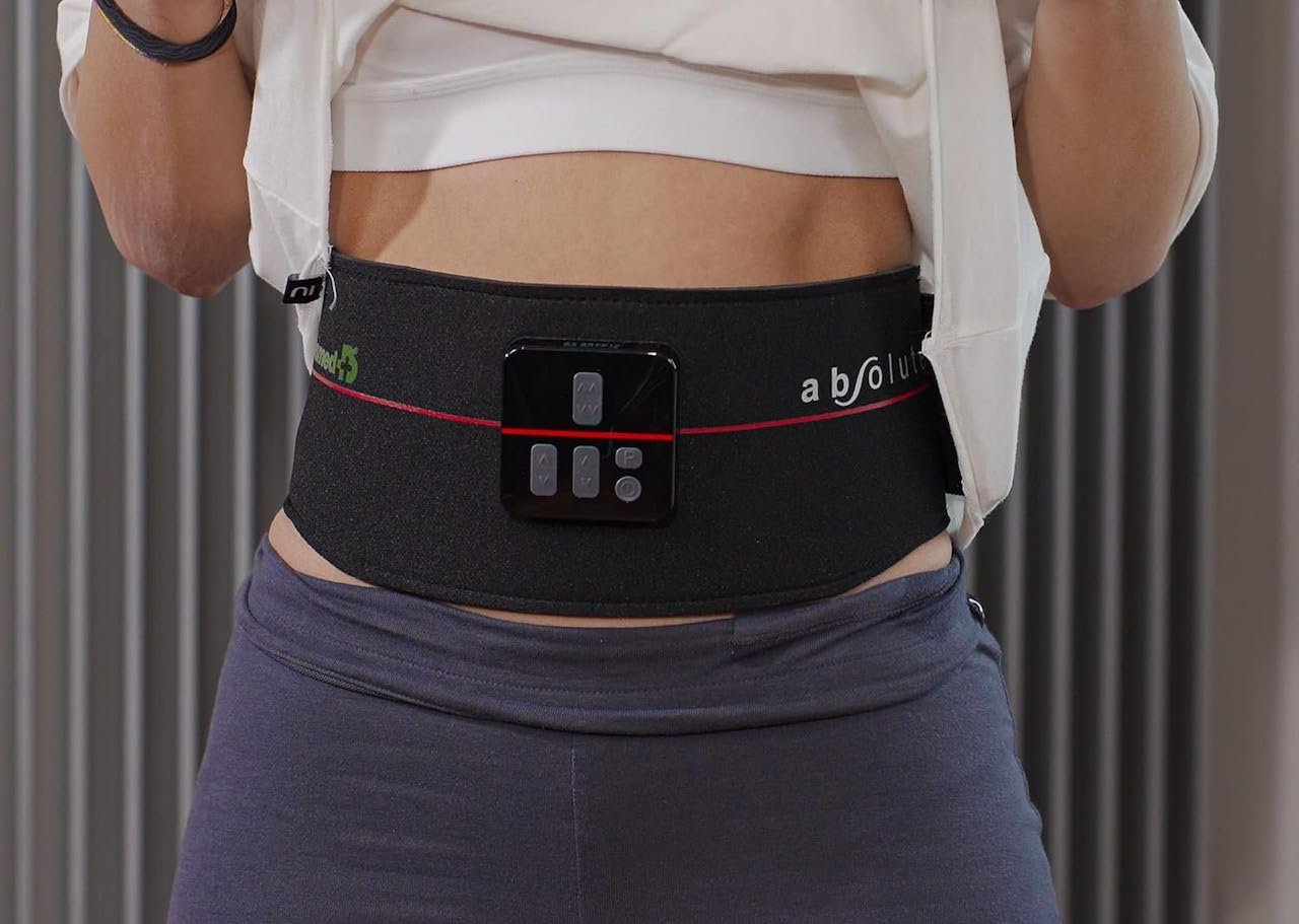 Une femme qui porte une ceinture abdominale.