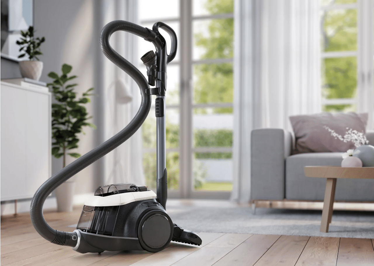 Un aspirateur avec sac dans un salon moderne.