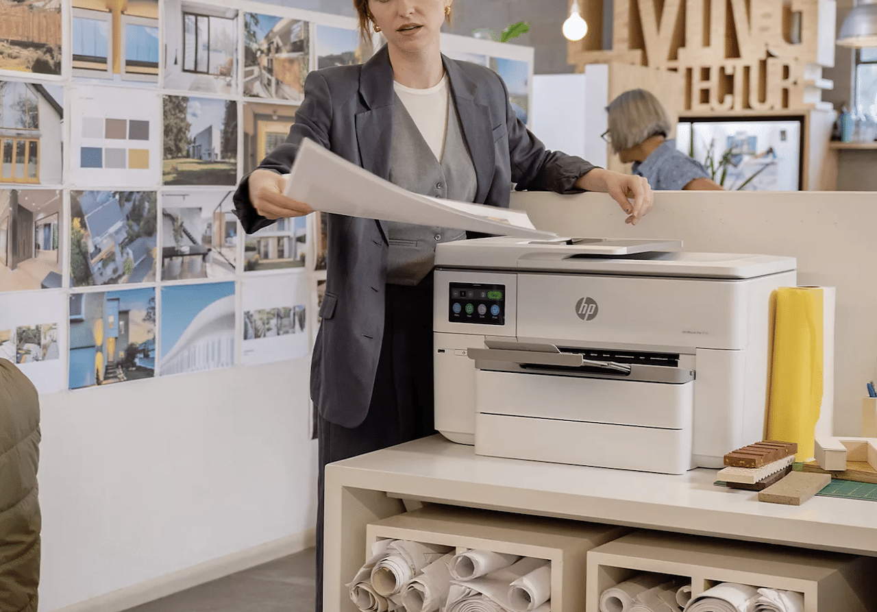 Une imprimante jet d'encre dans un bureau.