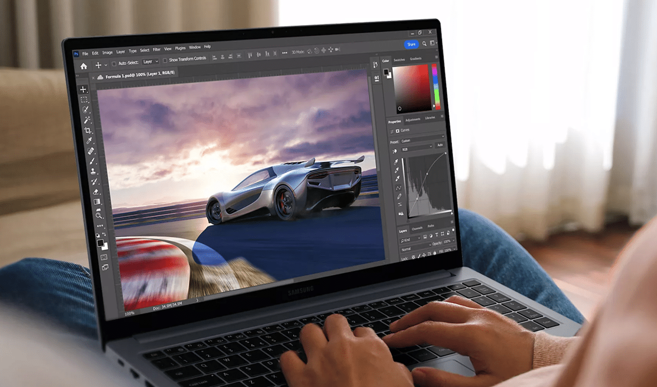 Une personne qui utilise un PC portable.