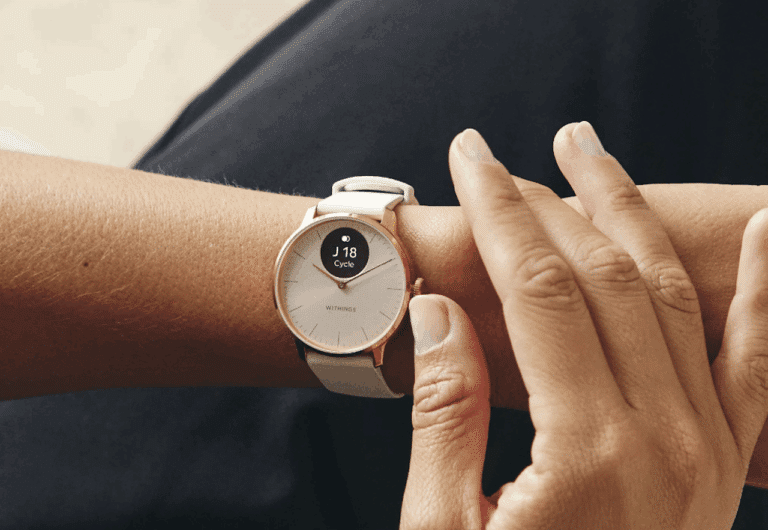 Une montre santé de la marque Withings sur un poignée.