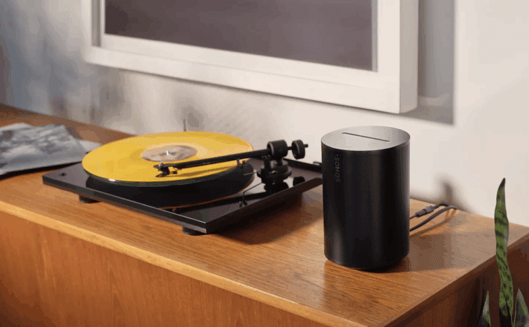 Une enceinte de la marque Sonos posée sur une commode.