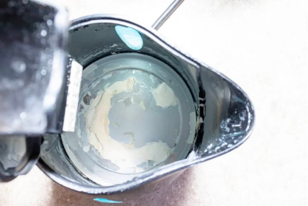 Une bouilloire avec du tartre qui tapisse le fond.