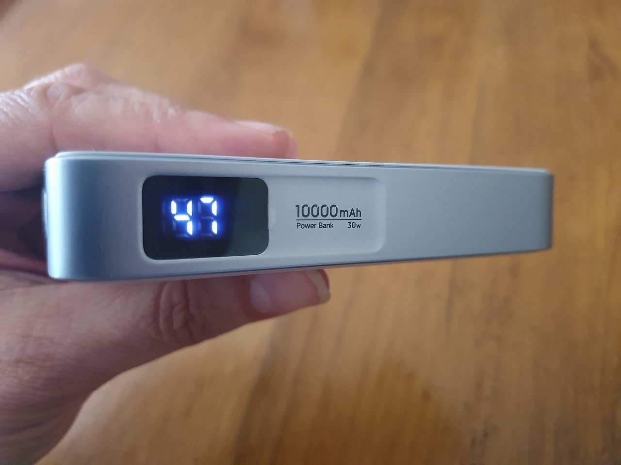 L'afficheur digital de la batterie externe Powerbank Qi2 de chez Ugreen affiche la capacité restante