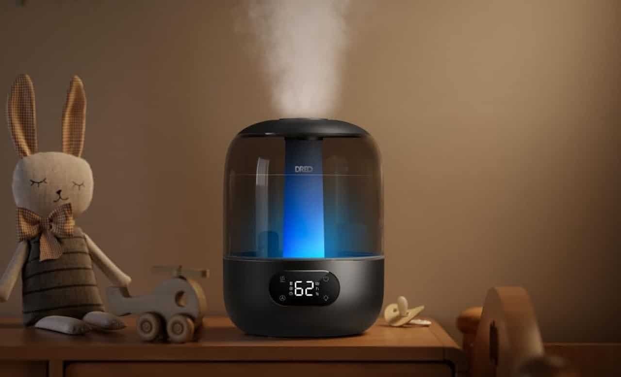 Un diffuseur d'huile essentielle sur la table de chevet d'une chambre.