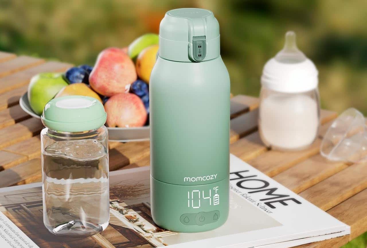 Un chauffe-biberon sur une table de jardin en bois.