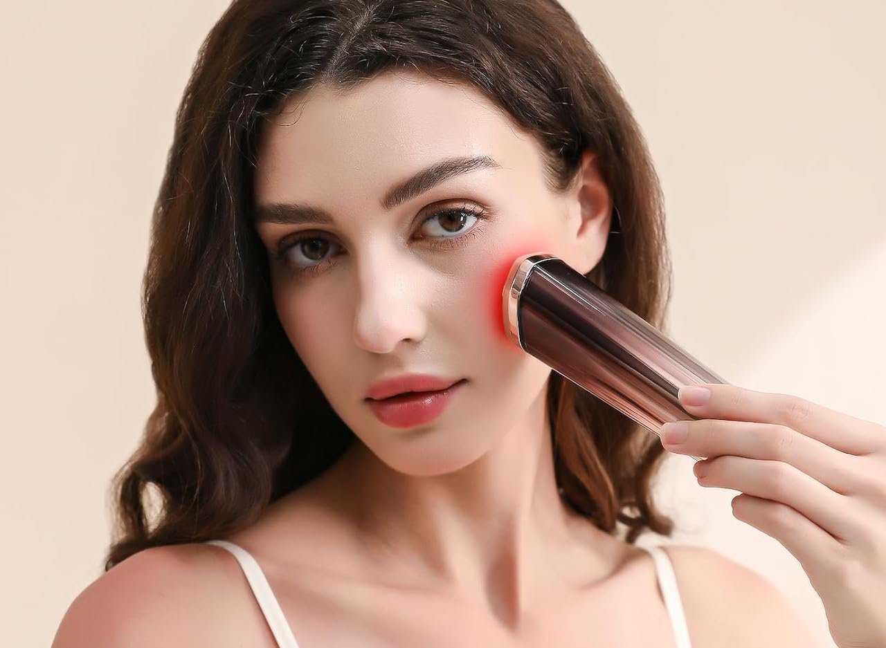 Une femme qui utilise un appareil anti-rides.