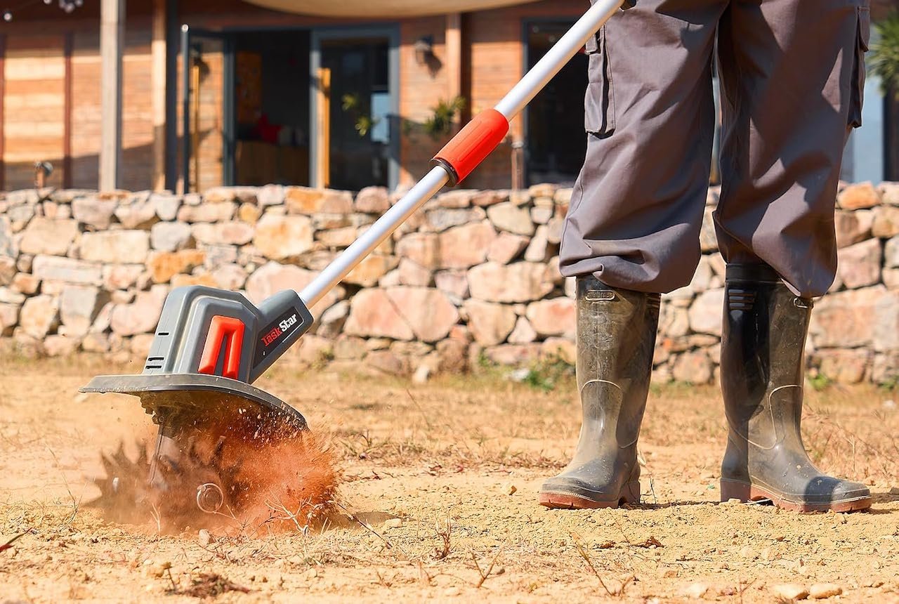 Un homme qui utilise un motoculteur.